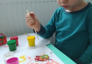 Igor maluje ozdoby na choinkę